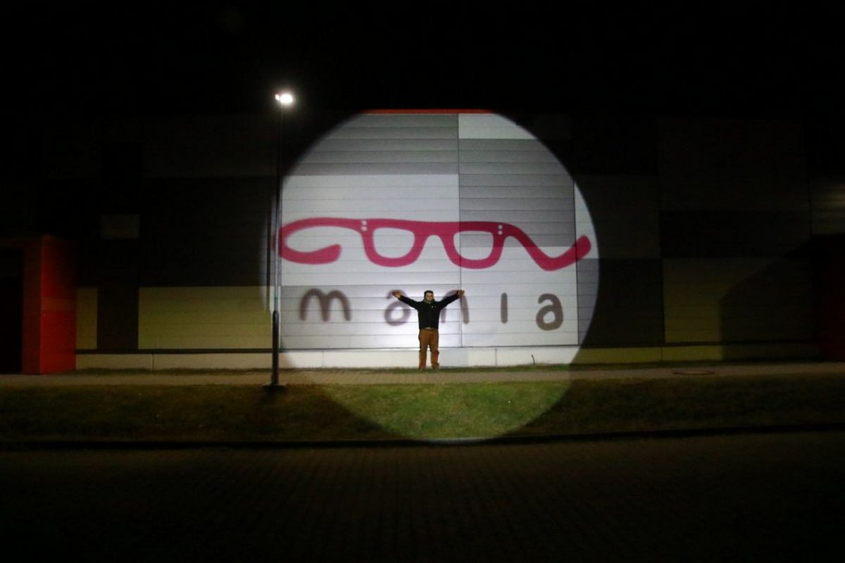 Proiectoare GOBO - proiectie logo pe peretele unei clădiri